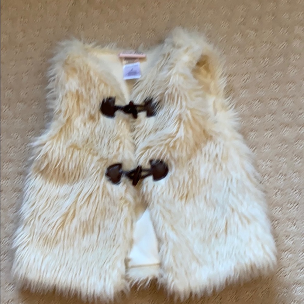NWOT Little Lux Faux Fur Vest Size 4!